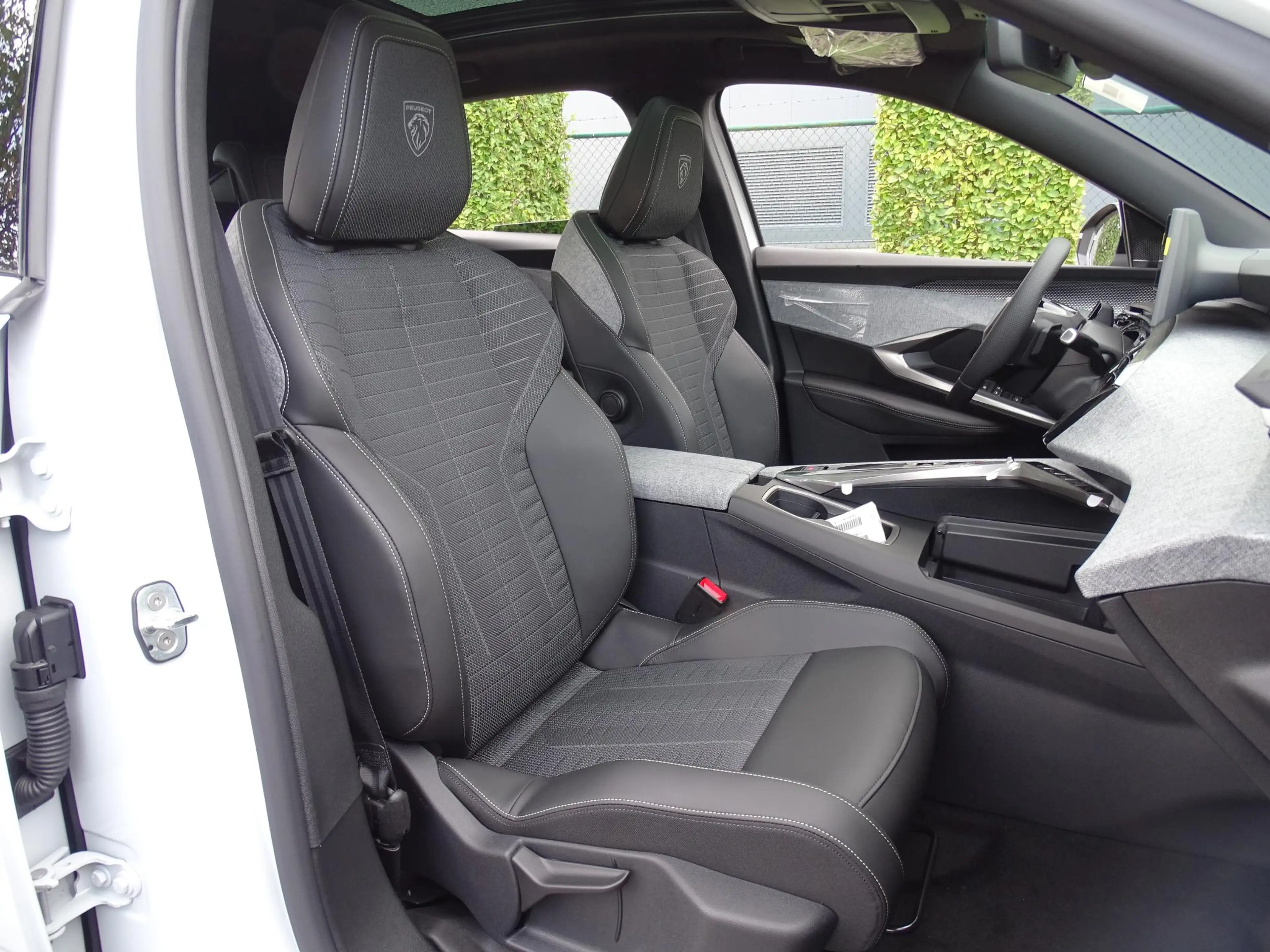 Peugeot 3008 e-3008 210 GT+open dak — photo 11