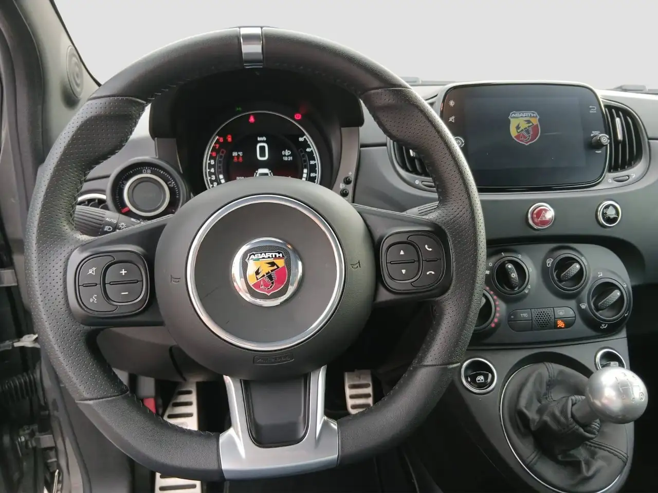 Abarth 595 2024 — фото 11