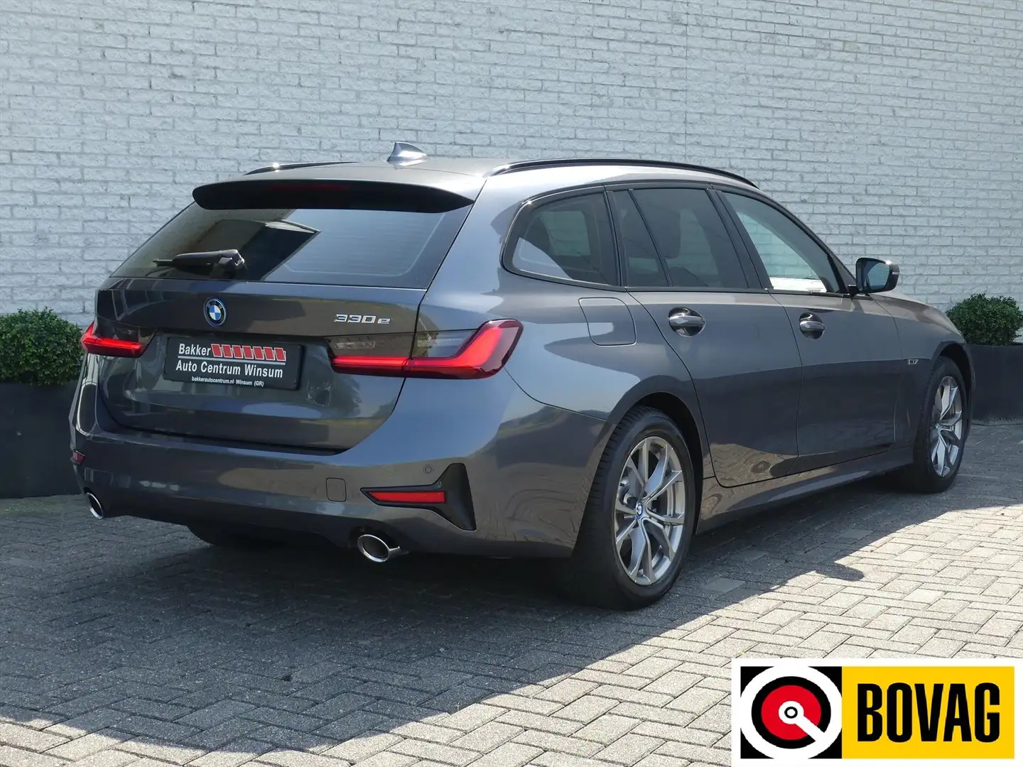 BMW 330 3-Serie Touring 330E SPORT LINE 292PK NAVI/ADAP.CR Grijs - 2