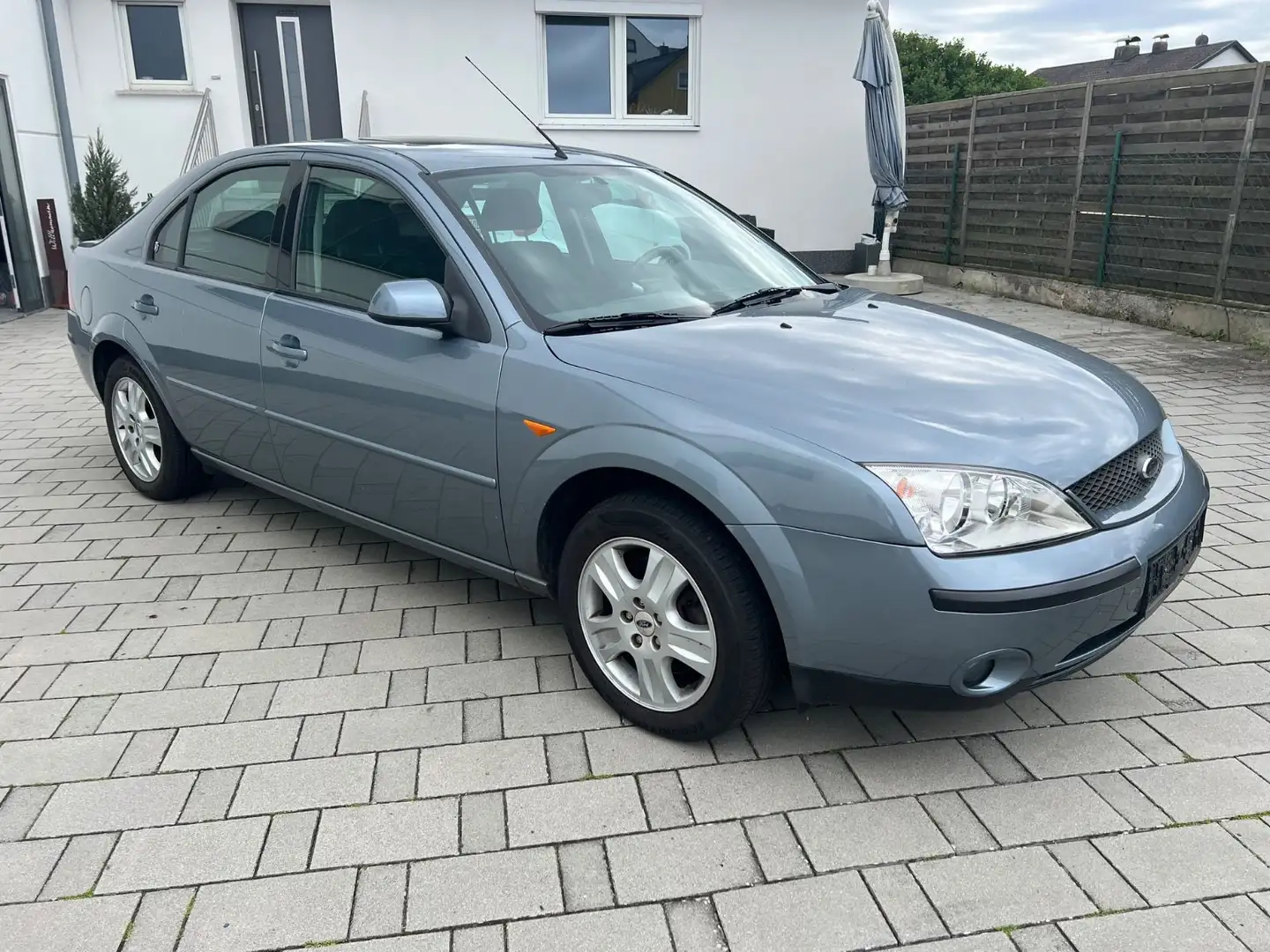 Ford Mondeo 1.8 92 kW Ghia Klimaaut SHZ Alu 1-Hand Gris - 2