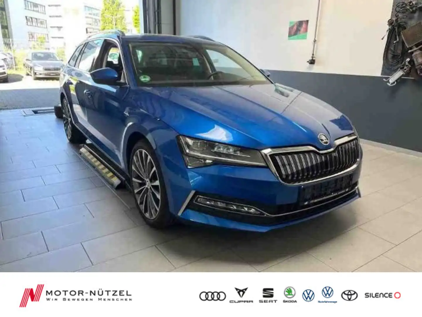 Skoda Superb Combi iV L&K LEDER+MATRIX+NAV+AHK+PANO+VC Blau - 1