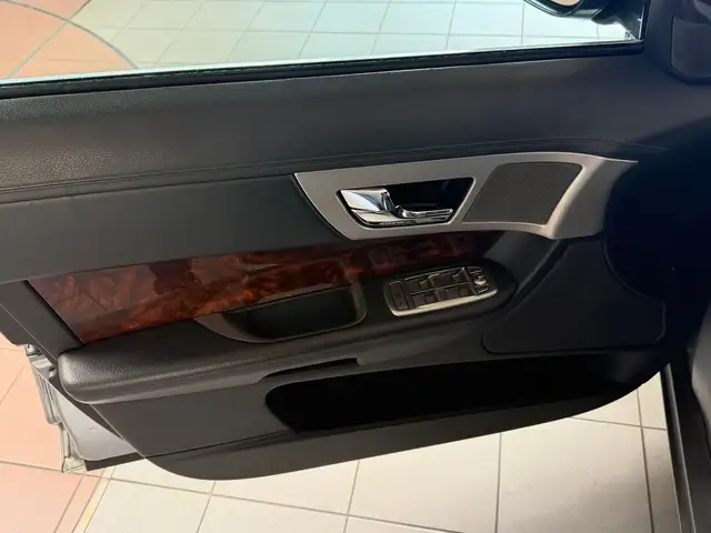 Jaguar XF view 11