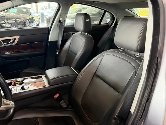 Jaguar XF view 12