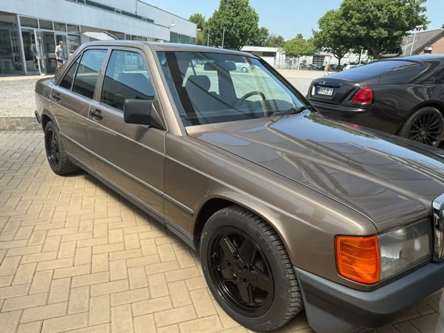 Mercedes-Benz 190 E 2,3 Brown - 1