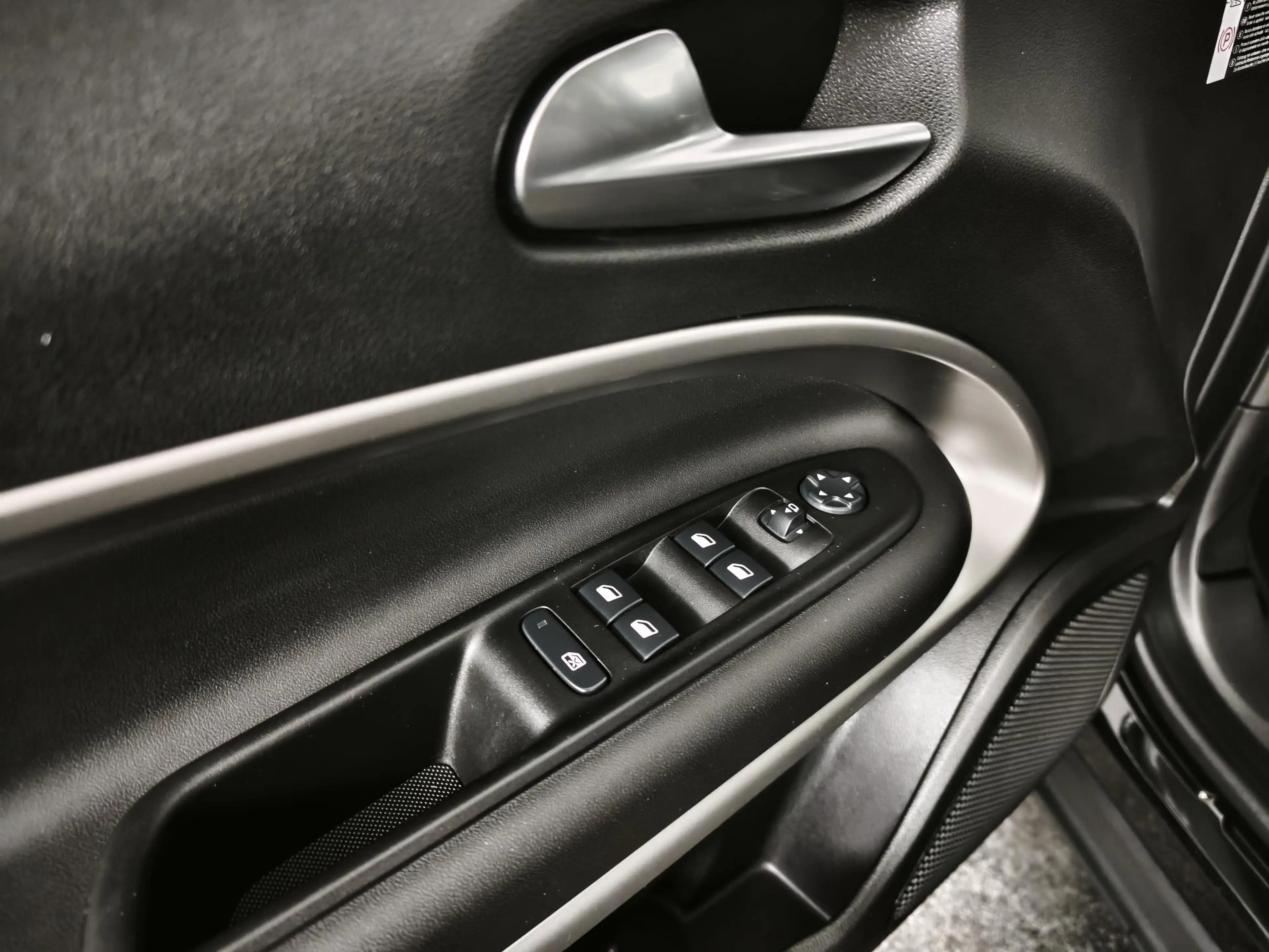Jeep Avenger 1.2 e-Hybrid Summit | Panoramadak | Camera | Apple — photo 20