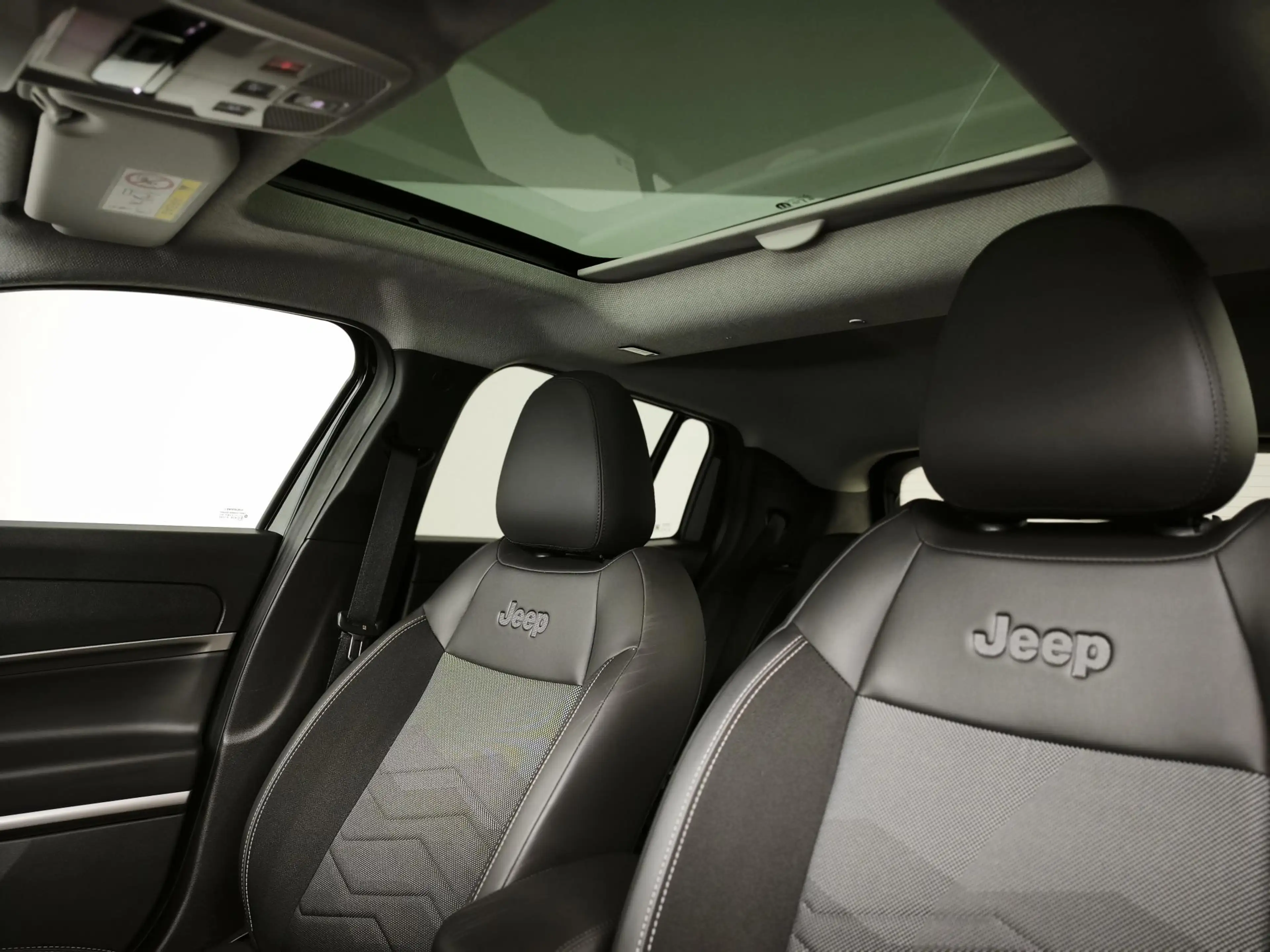 Jeep Avenger 1.2 e-Hybrid Summit | Panoramadak | Camera | Apple — photo 14
