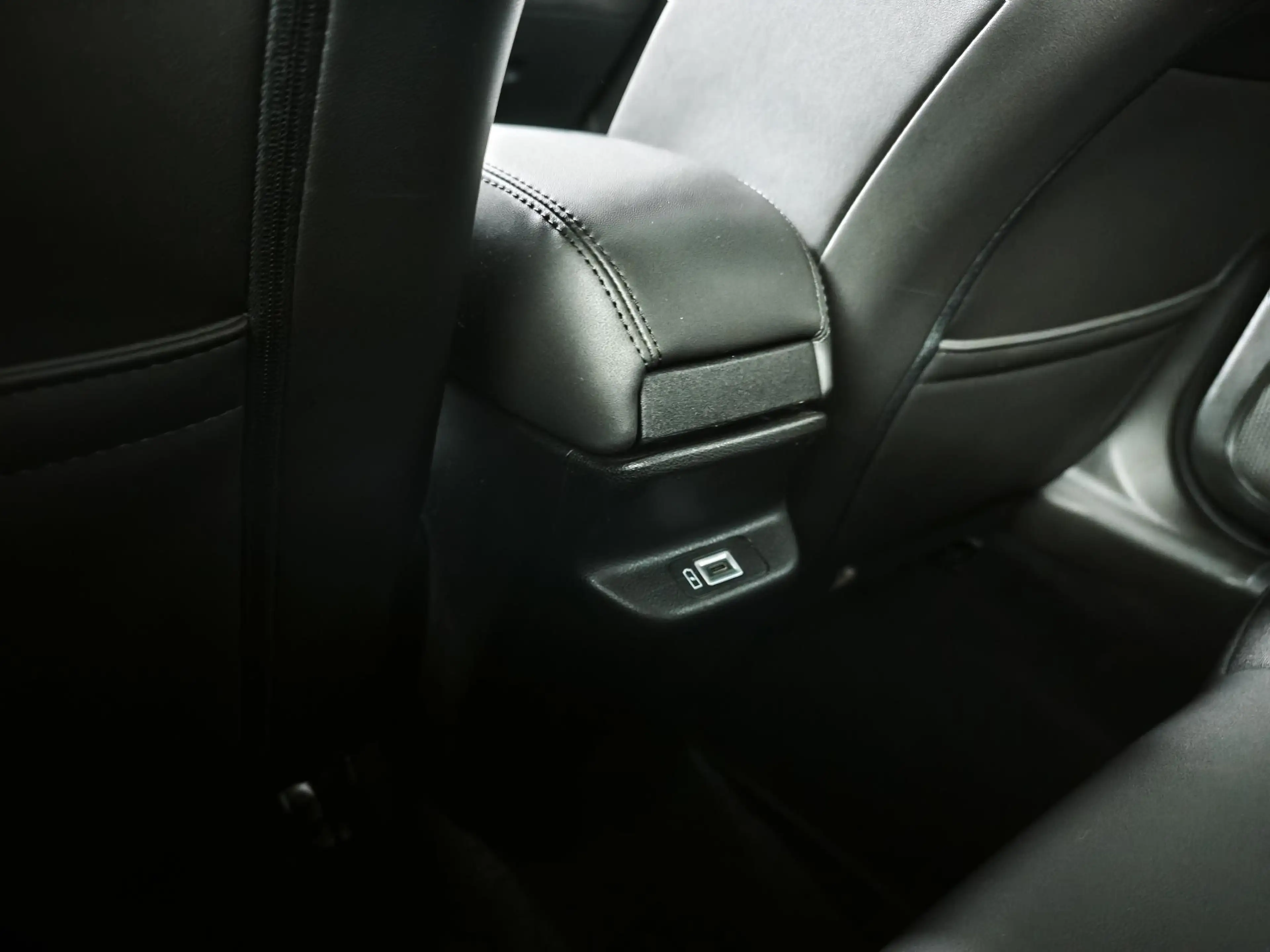 Jeep Avenger 1.2 e-Hybrid Summit | Panoramadak | Camera | Apple — photo 33