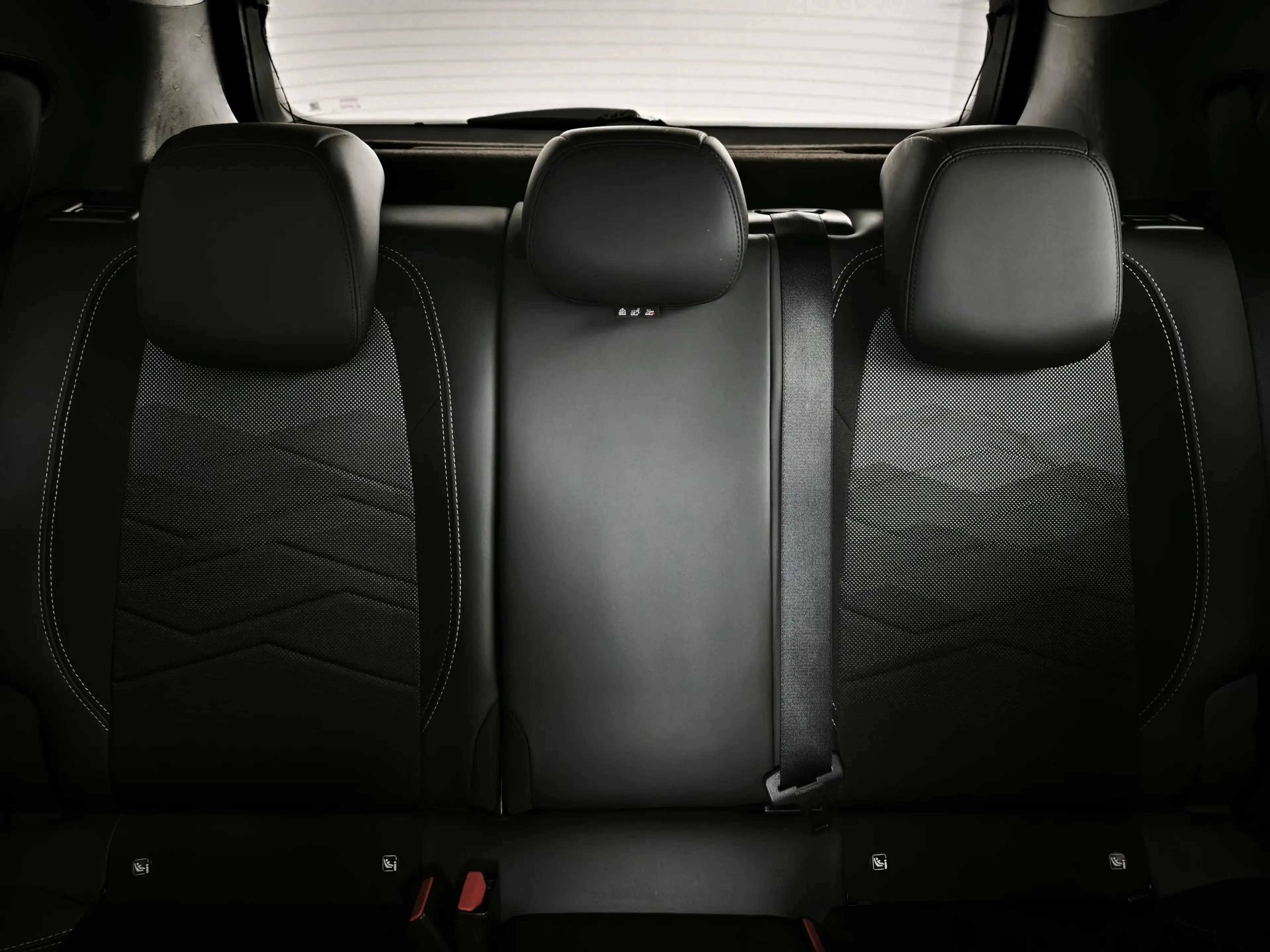 Jeep Avenger 1.2 e-Hybrid Summit | Panoramadak | Camera | Apple — photo 8