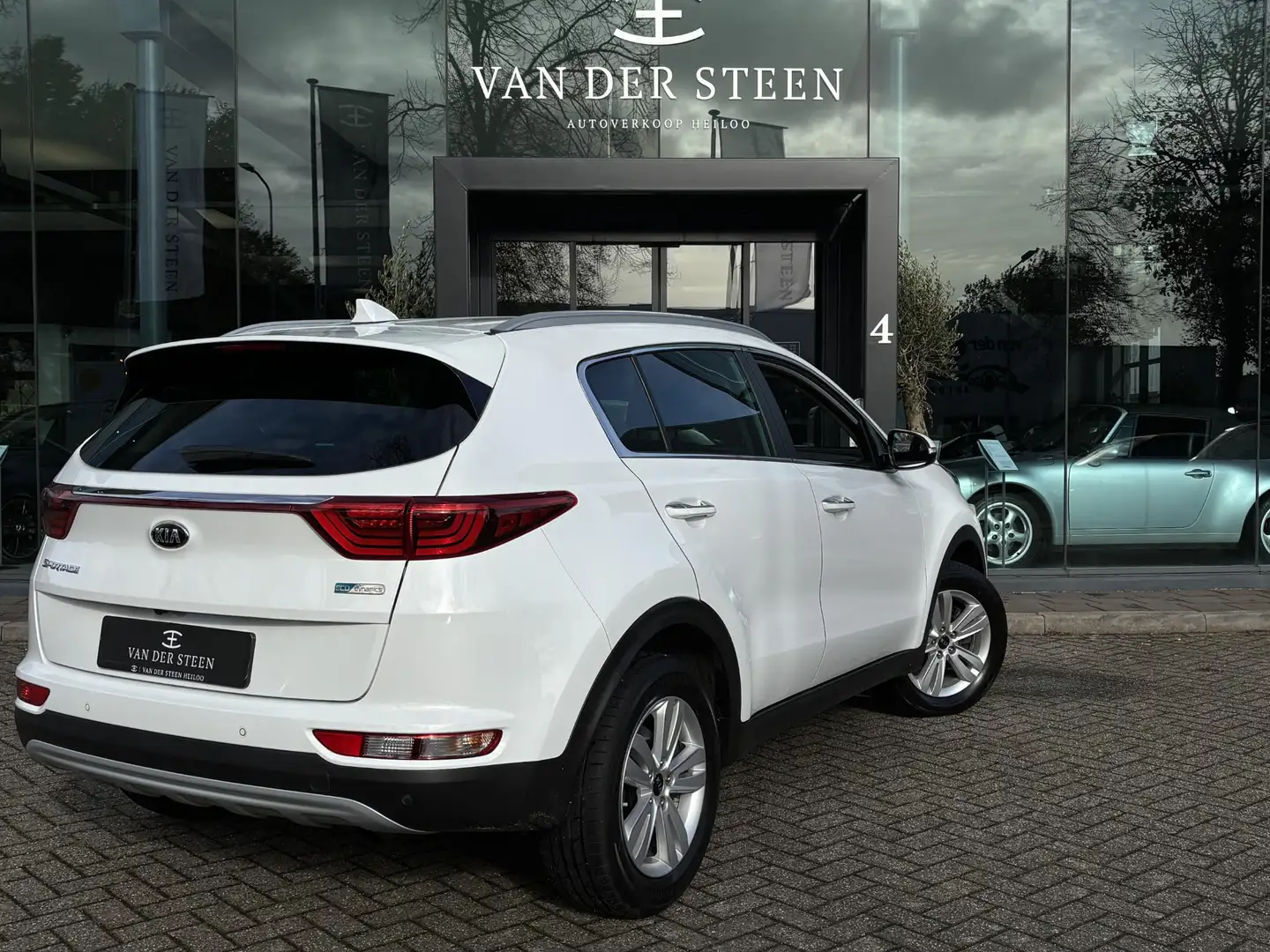 Kia Sportage 1.6 GDI DynamicLine NL Auto | Dealer Onderhouden Wit - 2