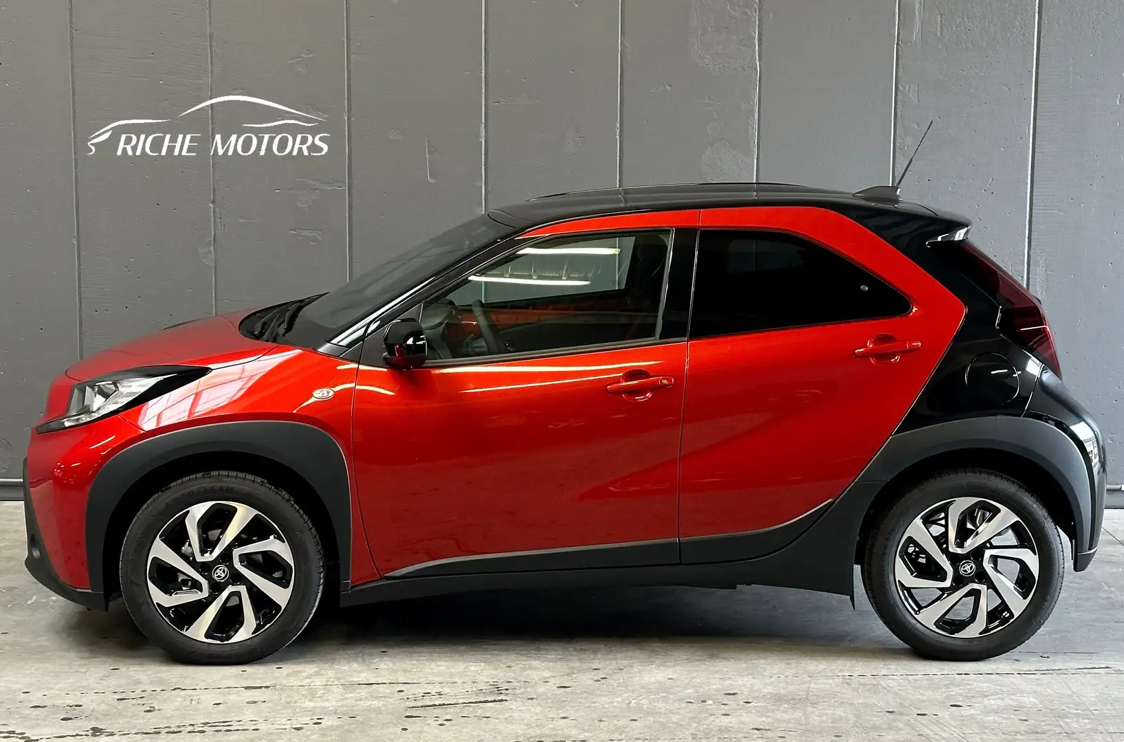 Toyota Aygo X 1.0 Pulse / Automatique / Caméra / CarPlay Rouge - 2