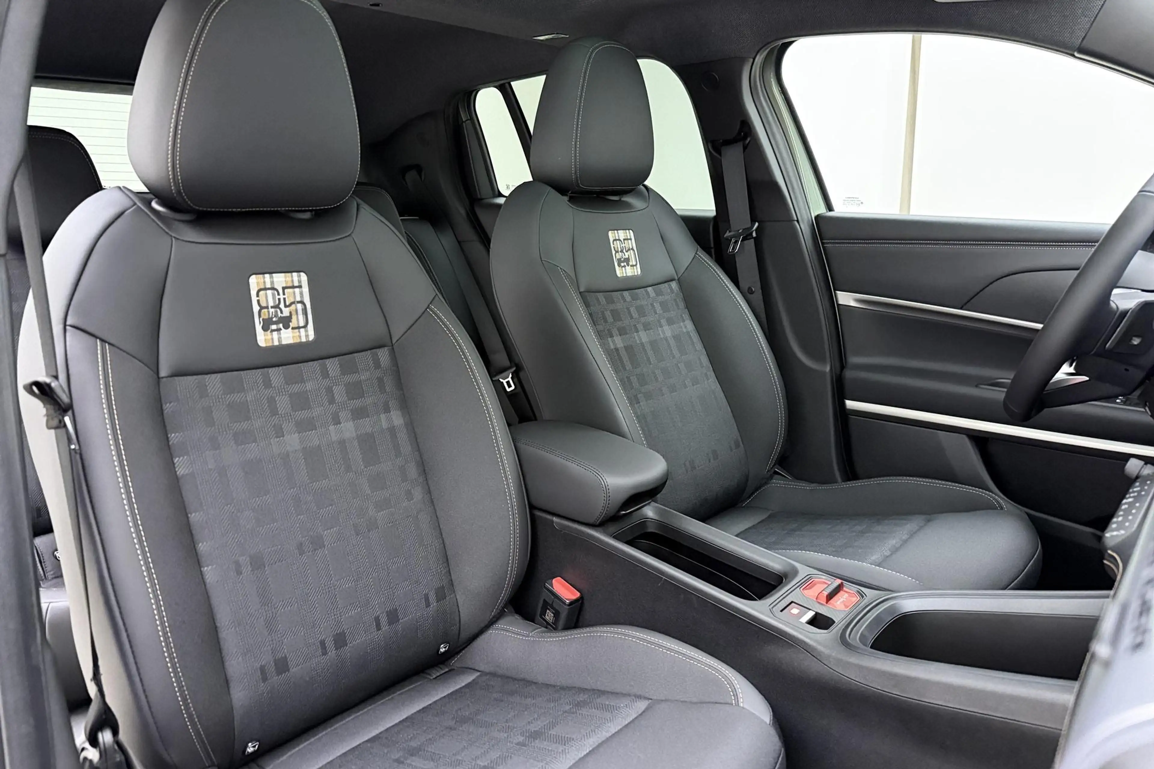 Jeep Avenger e-Hybrid 85th Anniversary | Limited editie | Facel — photo 14