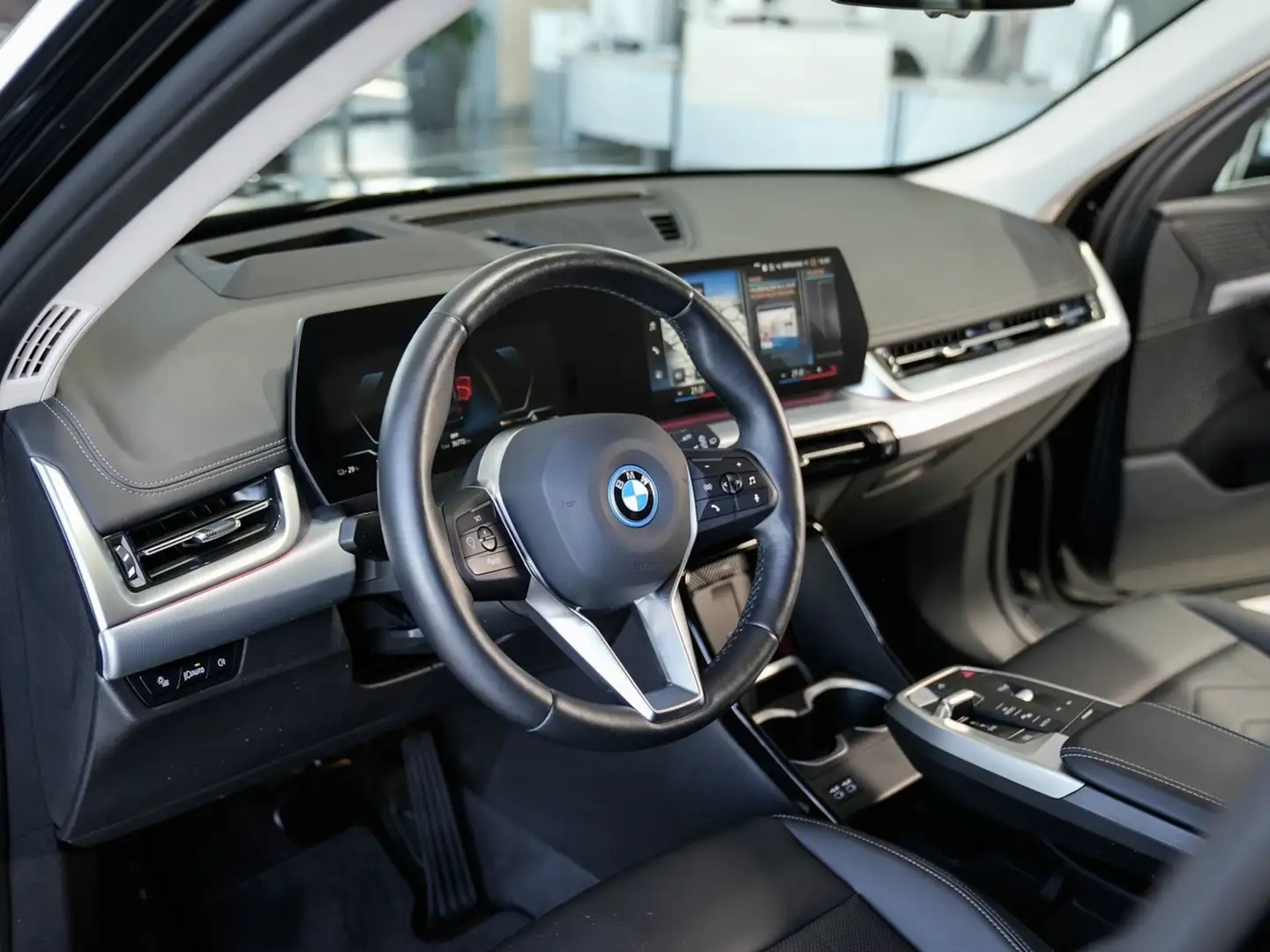 BMW iX1 xDrive30 xLine 360K Head-Up Leder ACC Schwarz - 2