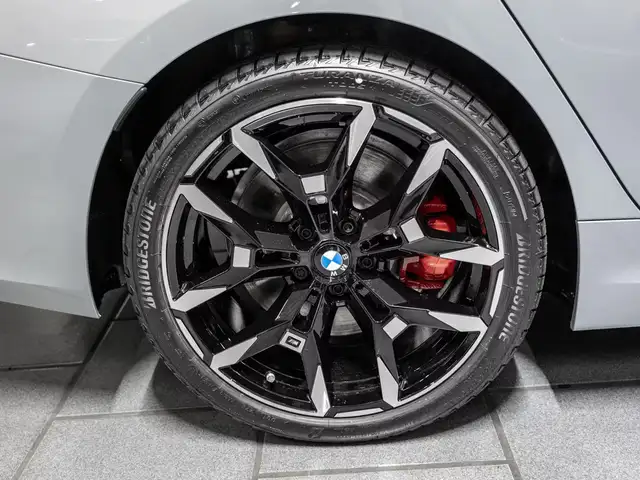 BMW 3 Series view 4