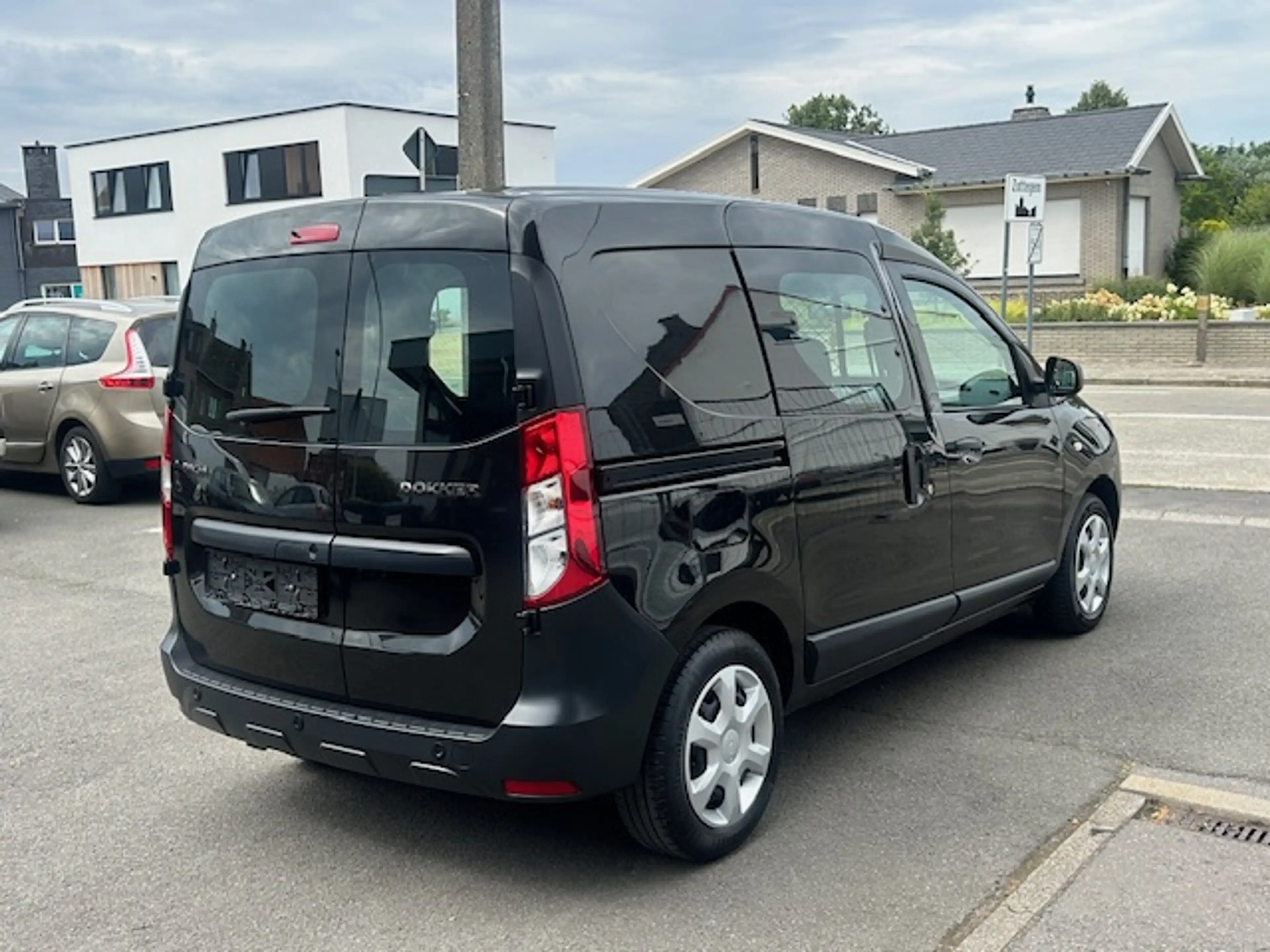 Dacia Dokker 1.3 TCe Work Edition  S/S (EU6.2) verlengde versie, L+R schuifdeuren , navigatie, airco,... ZEER PROPER — photo 6