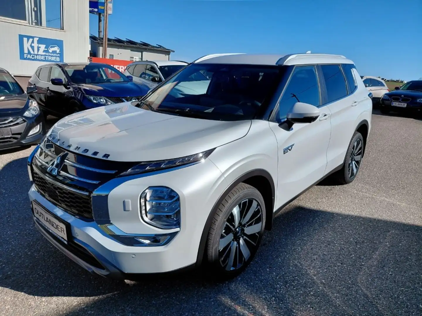 Mitsubishi Outlander PHEV 2,4 4WD Intense AT Weiß - 1