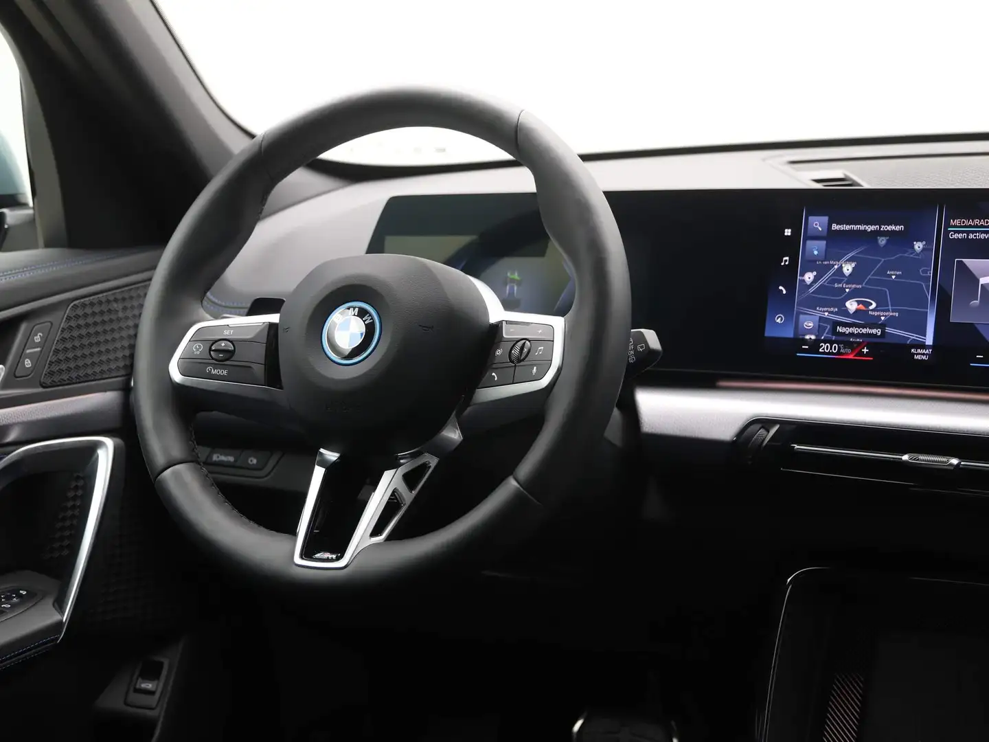 BMW iX1 xDrive30 Launch Edition 67 kWh Groen - 2