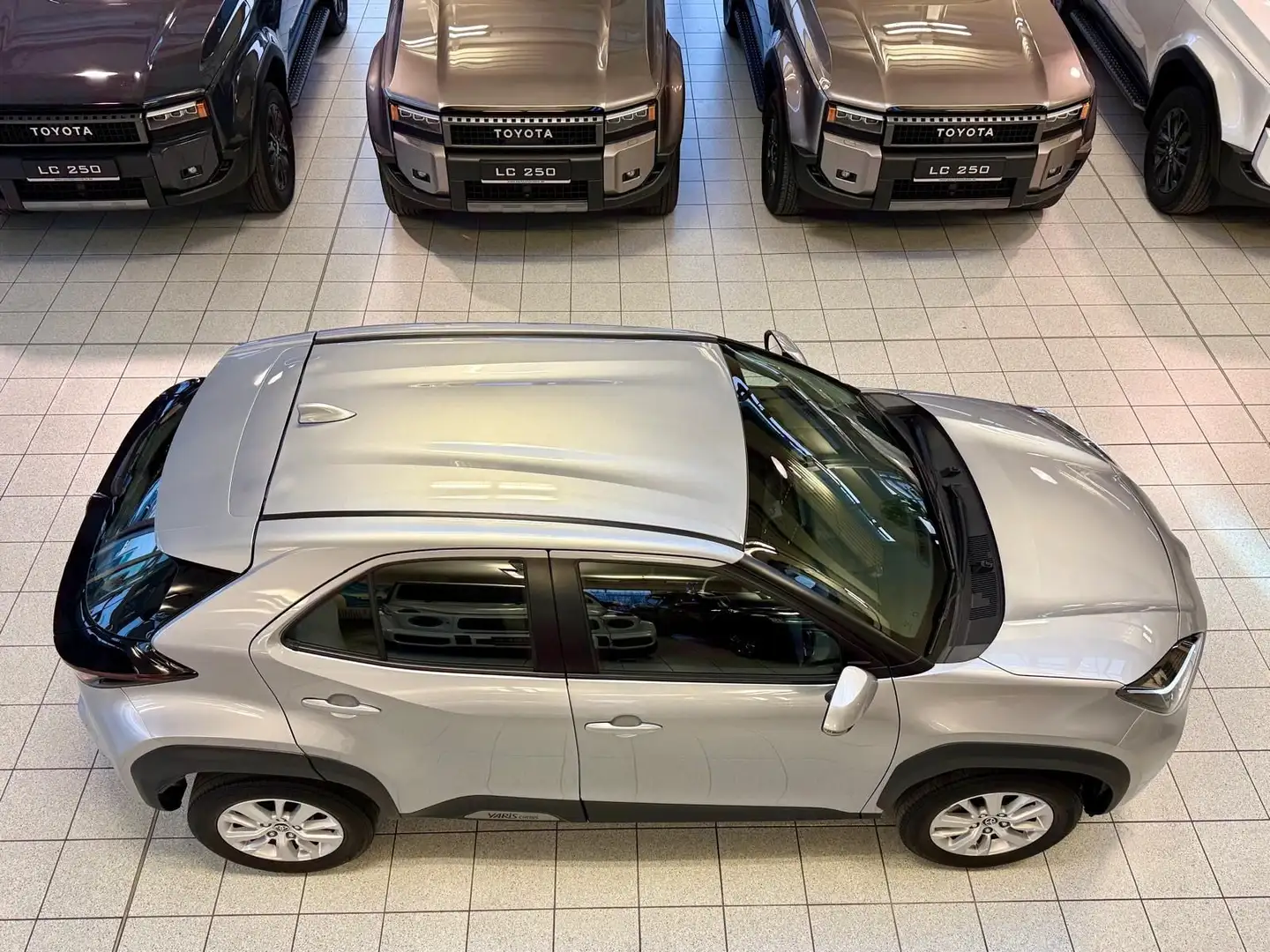 Toyota Yaris Cross YARIS CROSS 4X4-KAMERA-NAVIG.-SMART KEY-14.890- Silber - 2