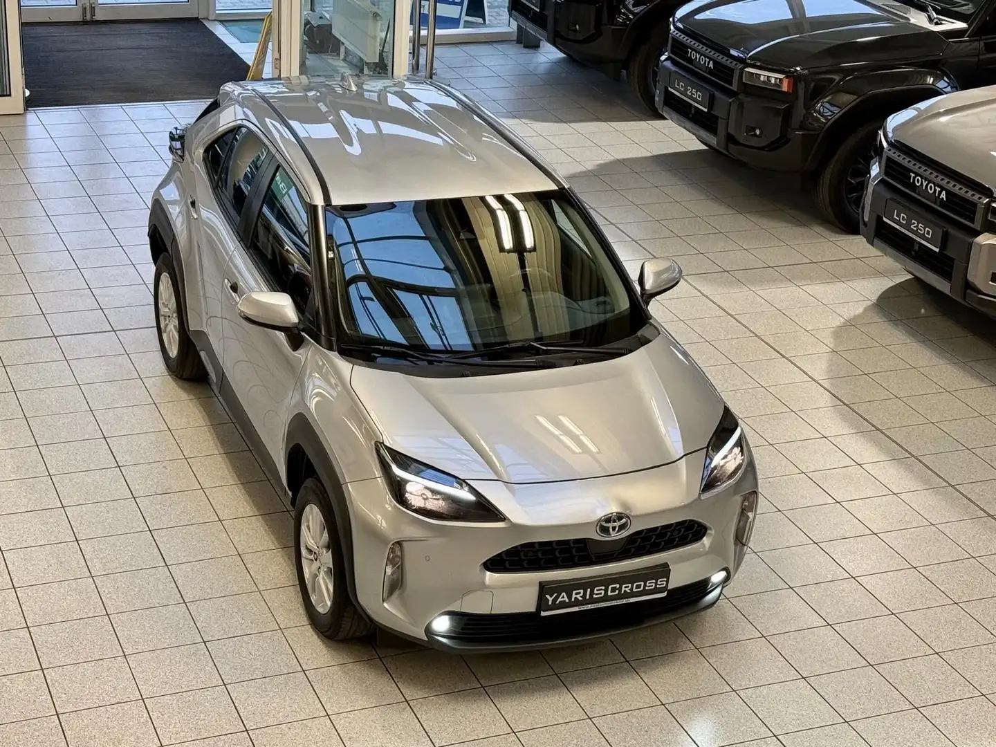 Toyota Yaris Cross YARIS CROSS 4X4-KAMERA-NAVIG.-SMART KEY-14.890- Silber - 1