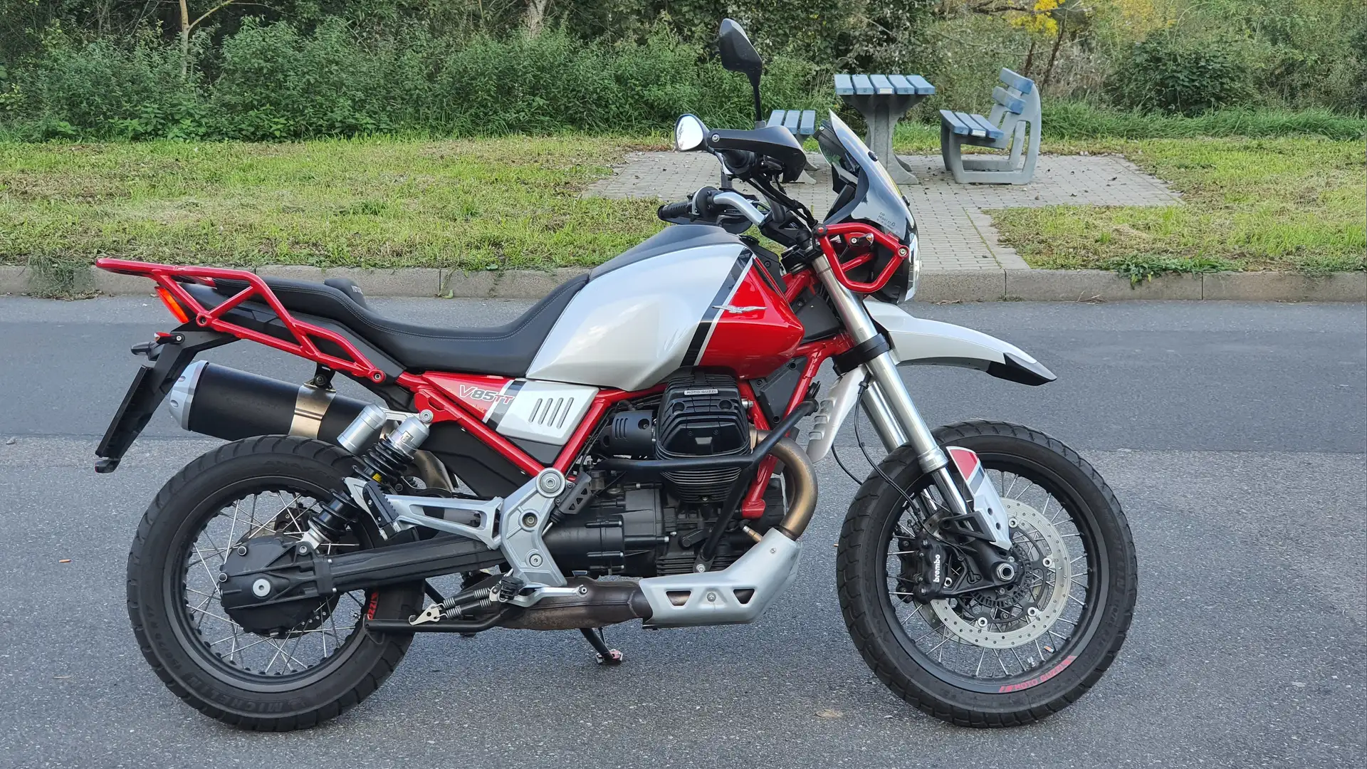Moto Guzzi V 85 TT Rouge - 1