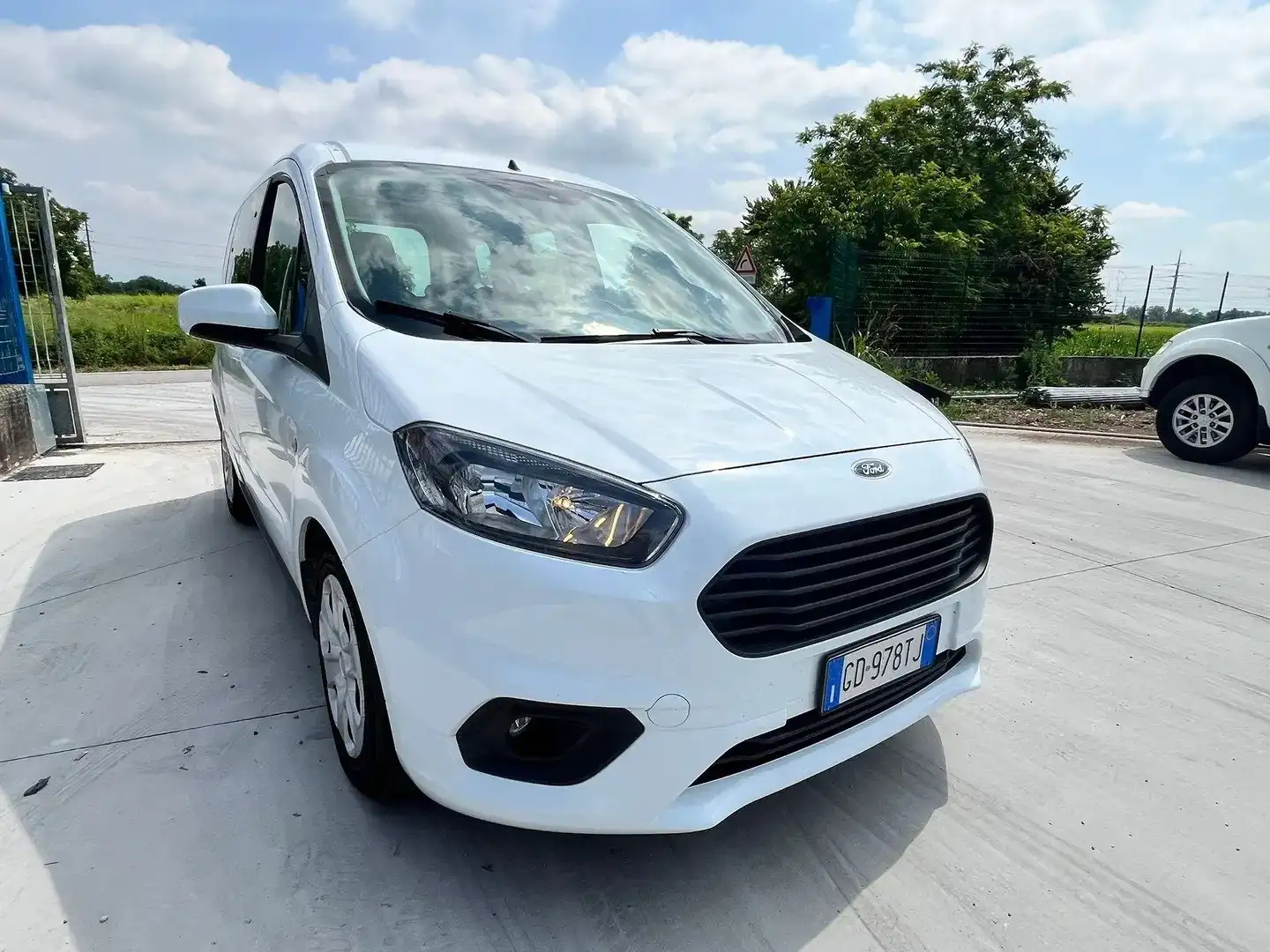 Ford Tourneo Courier 1.5 tdci 75cv PLUS Autovettura 5 posti - GD978TJ Bianco - 2