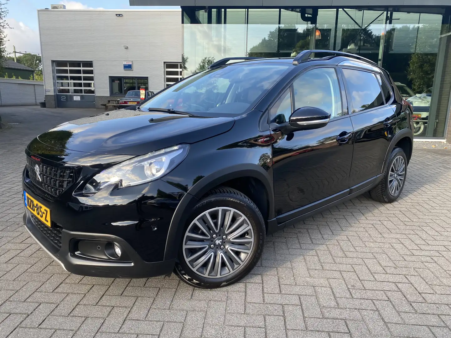 Peugeot 2008 1.2 PureTech GT-Line Automaat Panoramadak Zwart - 1