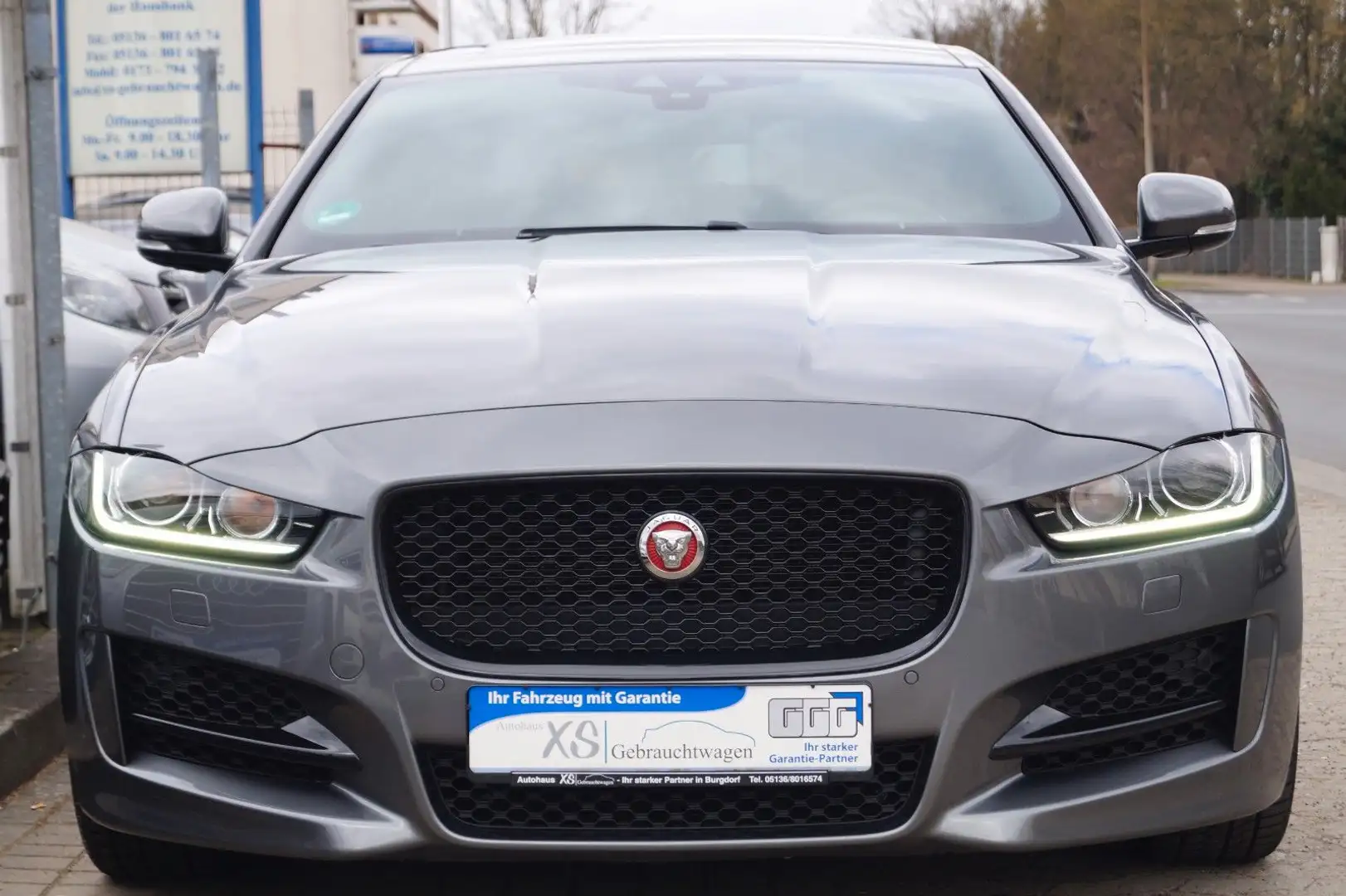 Jaguar XE 20d R-Sport Automatik aus 2.Hand! +Panorama+ Gri - 2