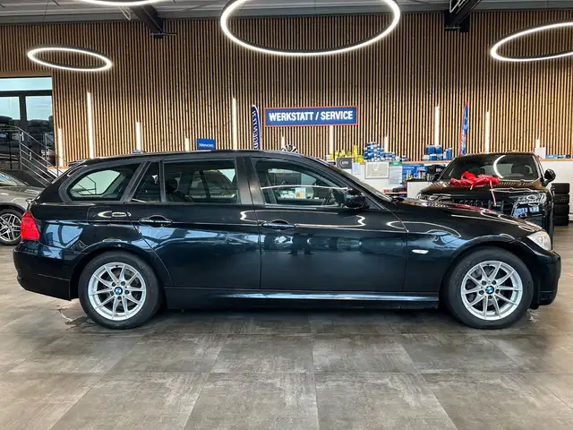 BMW 3 Series view 16