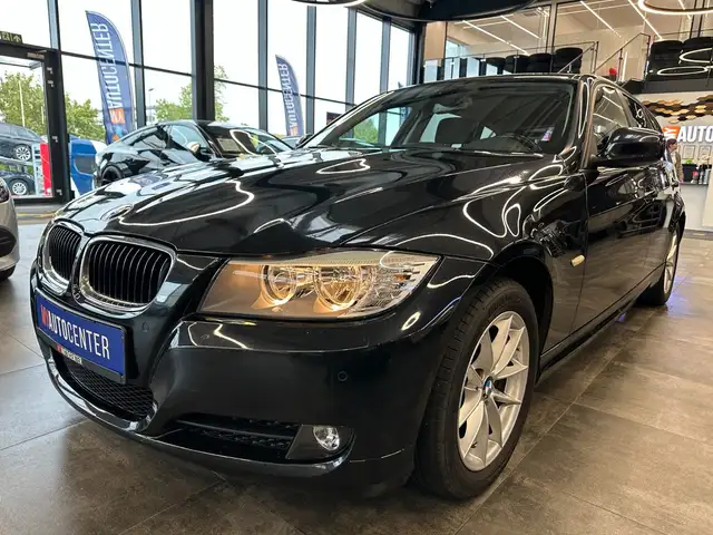 BMW 3 Series view 4
