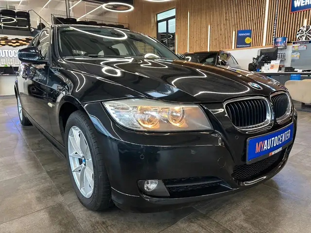 BMW 3 Series view 3