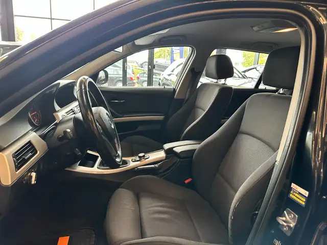 BMW 3 Series view 10