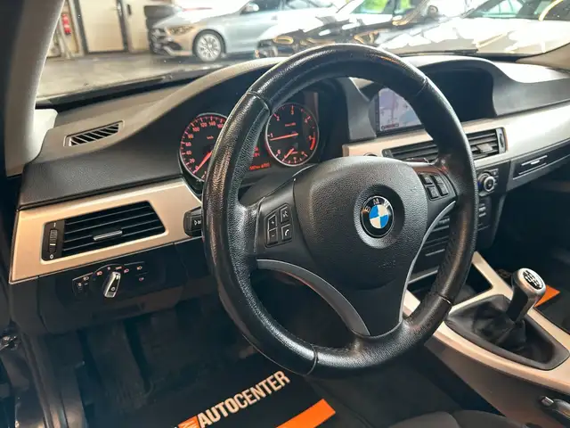 BMW 3 Series view 9