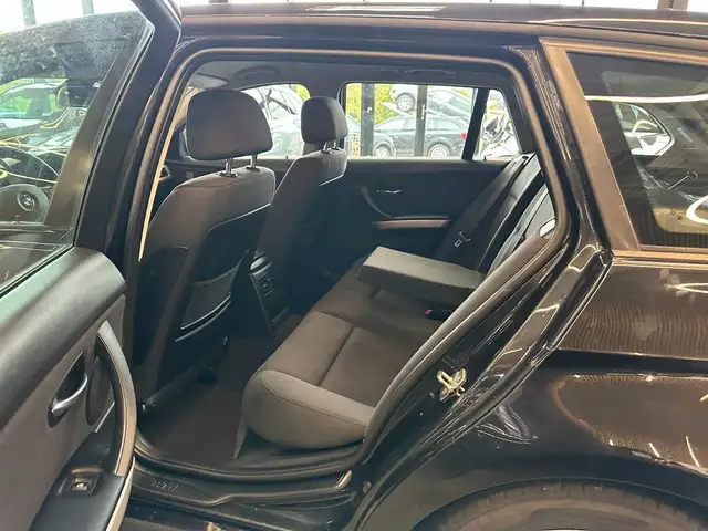 BMW 3 Series view 30