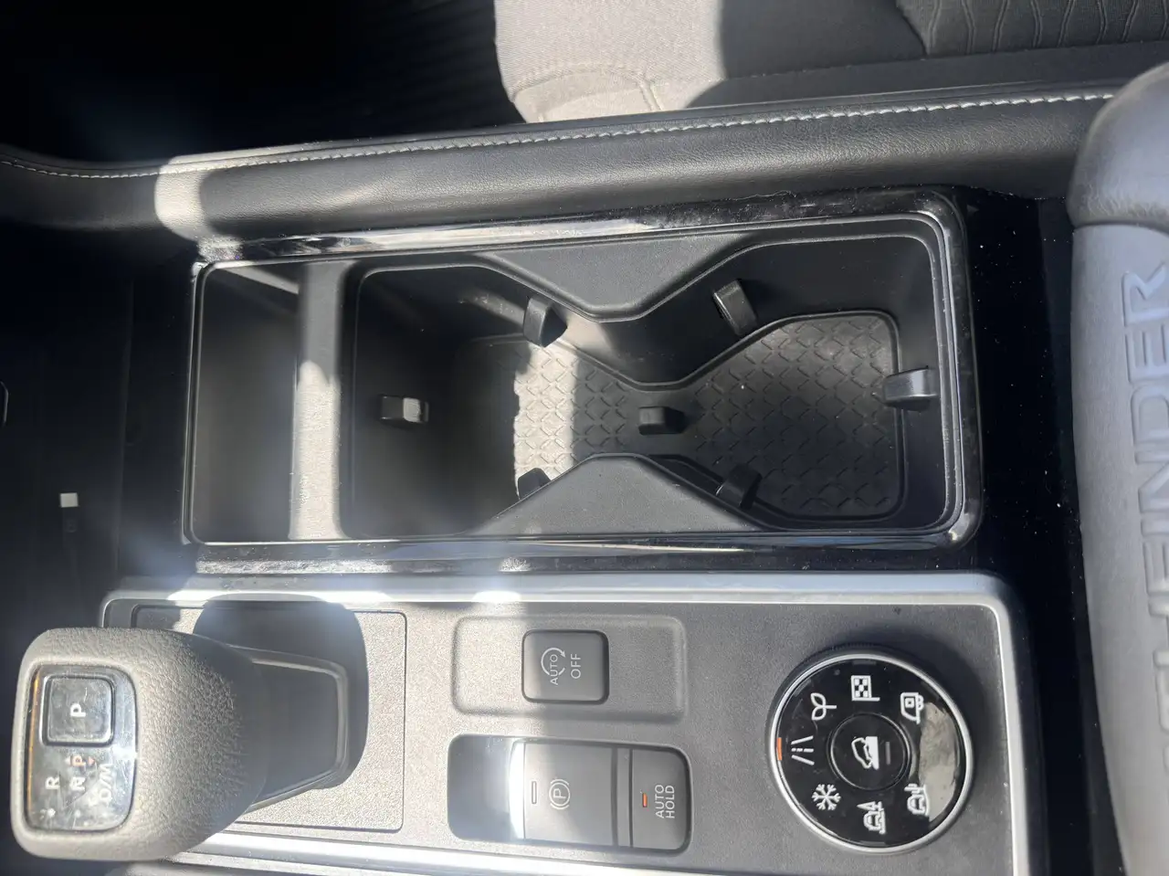 Nissan Pathfinder снимка Nissan Pathfinder