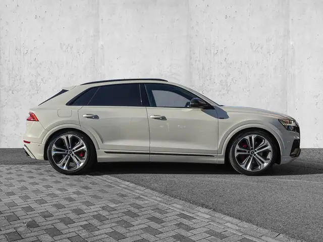 Audi Q8 view 5