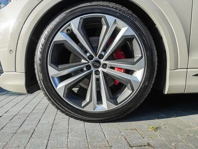 Audi Q8 view 7