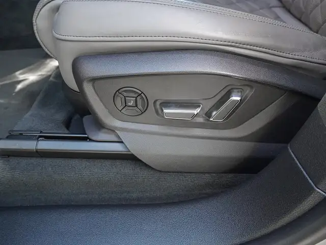 Audi Q8 view 17