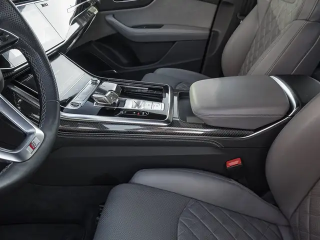 Audi Q8 view 16