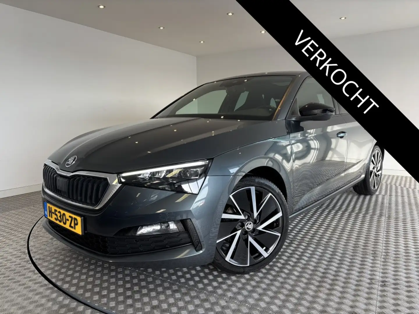 Skoda Scala 1.5 TSI Sport Business Automaat, 18"inch, Panorama Gris - 1