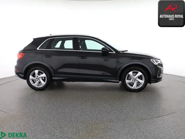 Audi Q3 view 6