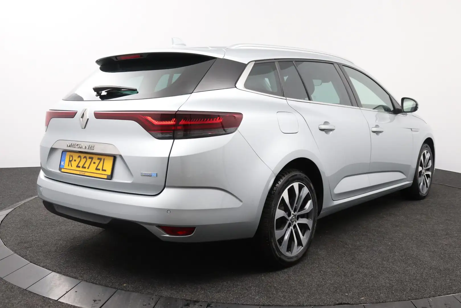 Renault Megane E-Tech Estate 1.6 Plug-In Hybrid 160 Techno Grijs - 2