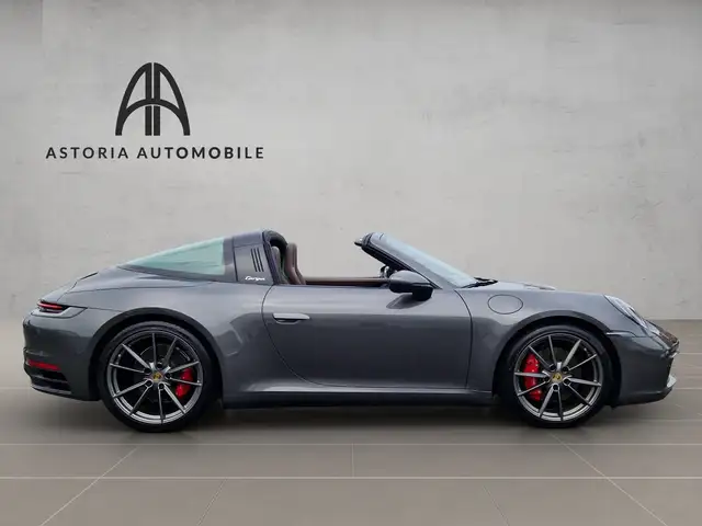 Porsche 911 view 7