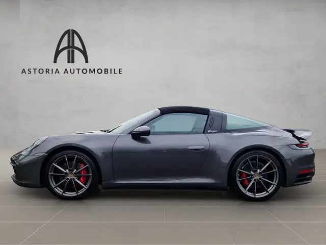 Porsche 911 view 6