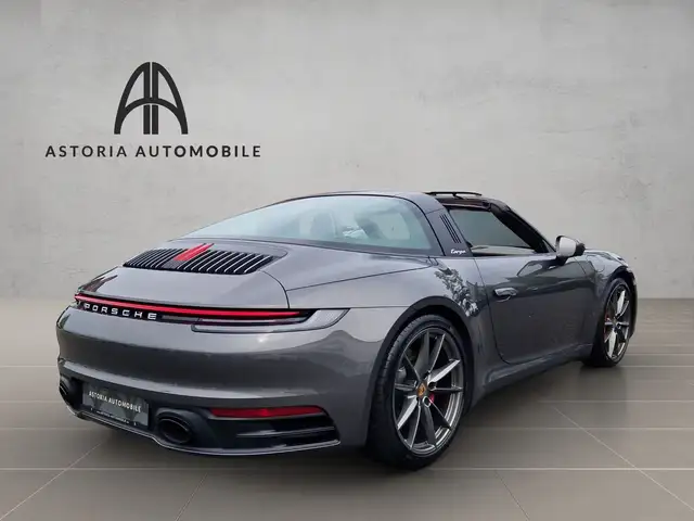 Porsche 911 view 10