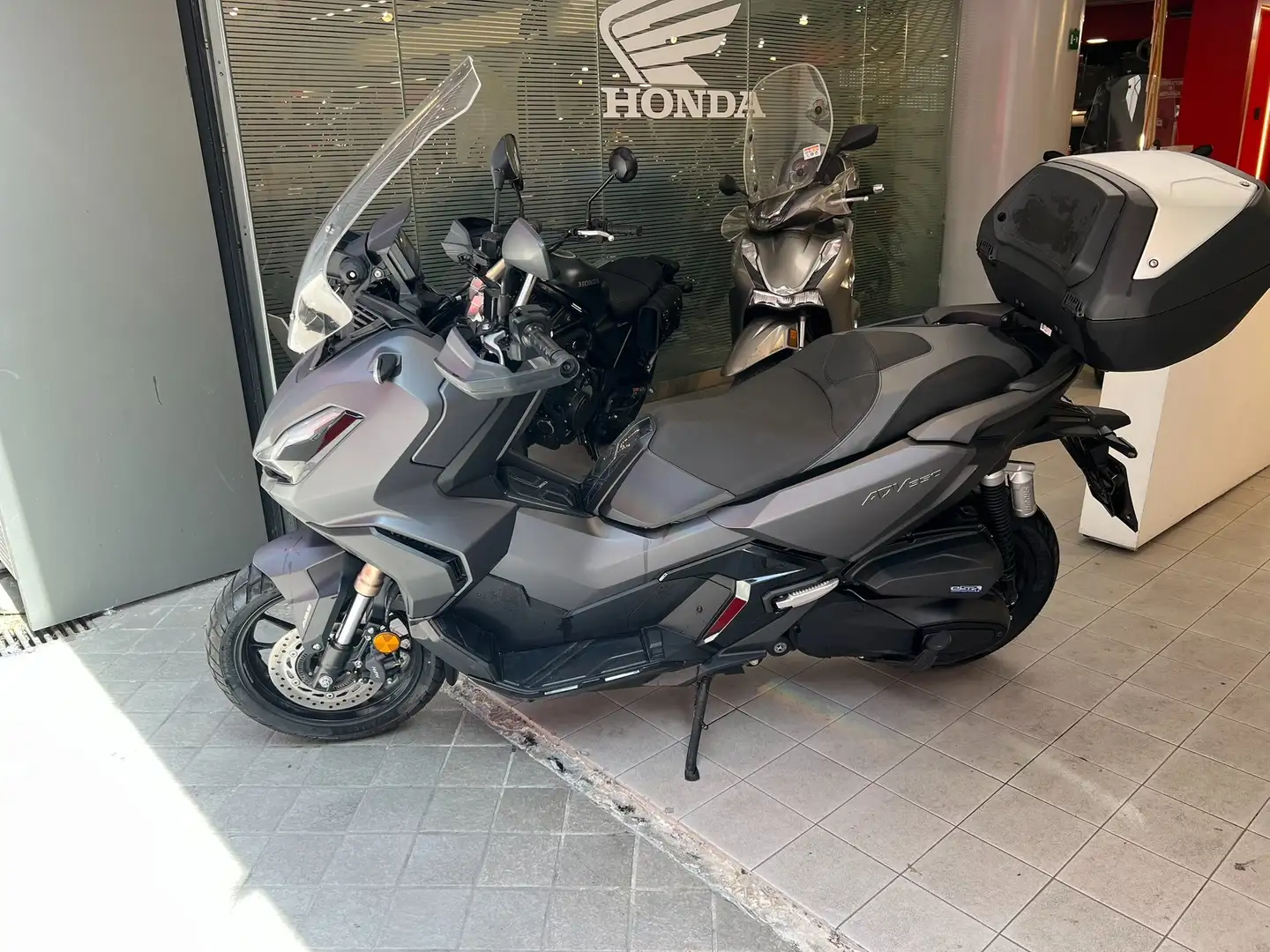 Honda ADV 350 Grau - 2