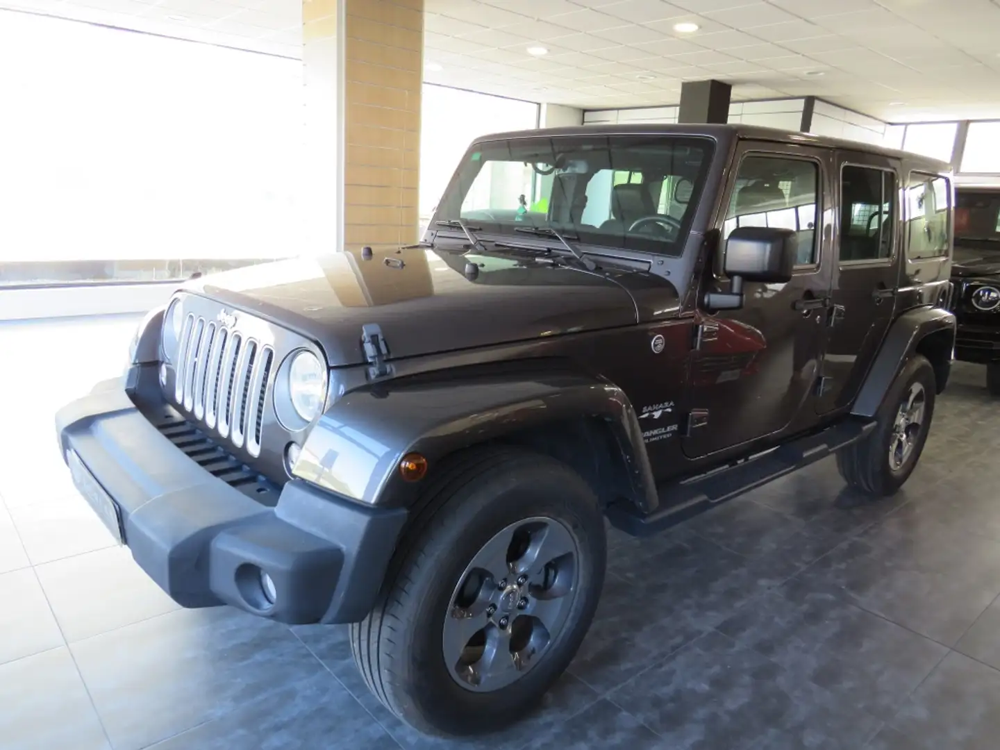 Jeep Wrangler Unlimited 2.8CRD Sahara Aut. Grijs - 1