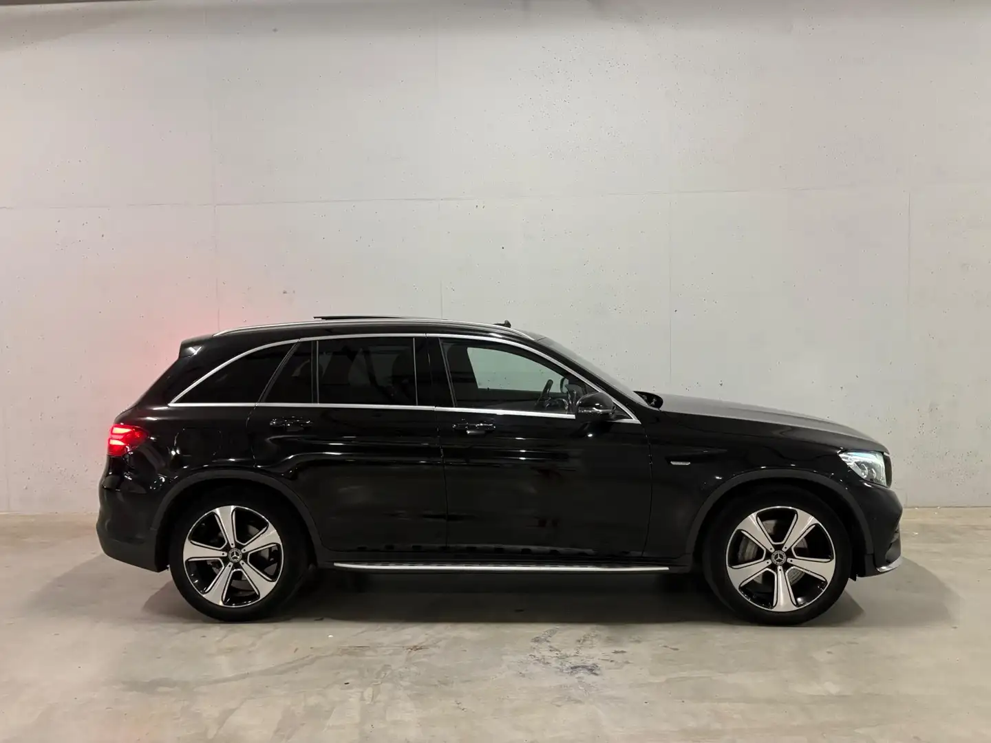 Mercedes-Benz GLC 250 4MATIC Edition 1 Pano Designo Leer Automaat Zwart - 2