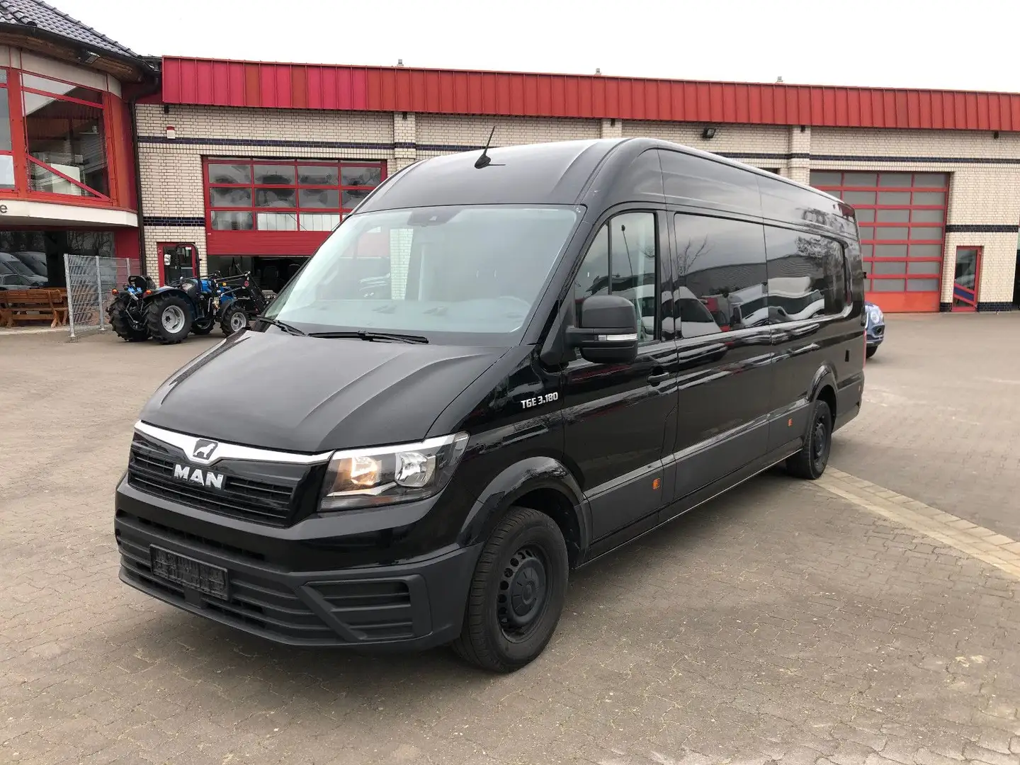 MAN TGE 3.180 *9 Sitzer*TV*Standh.* Schwarz - 1