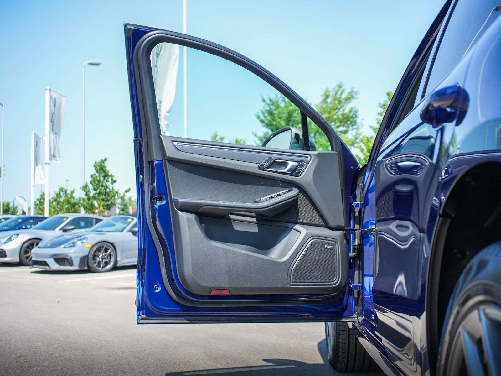 2025 Porsche Macan thumb 13