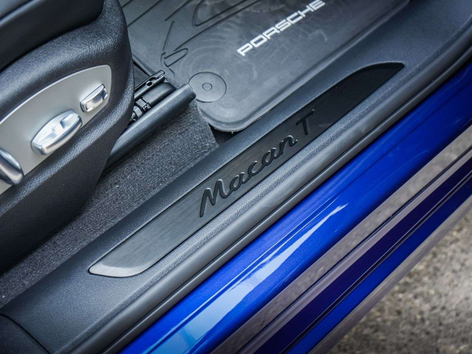 2025 Porsche Macan thumb 28
