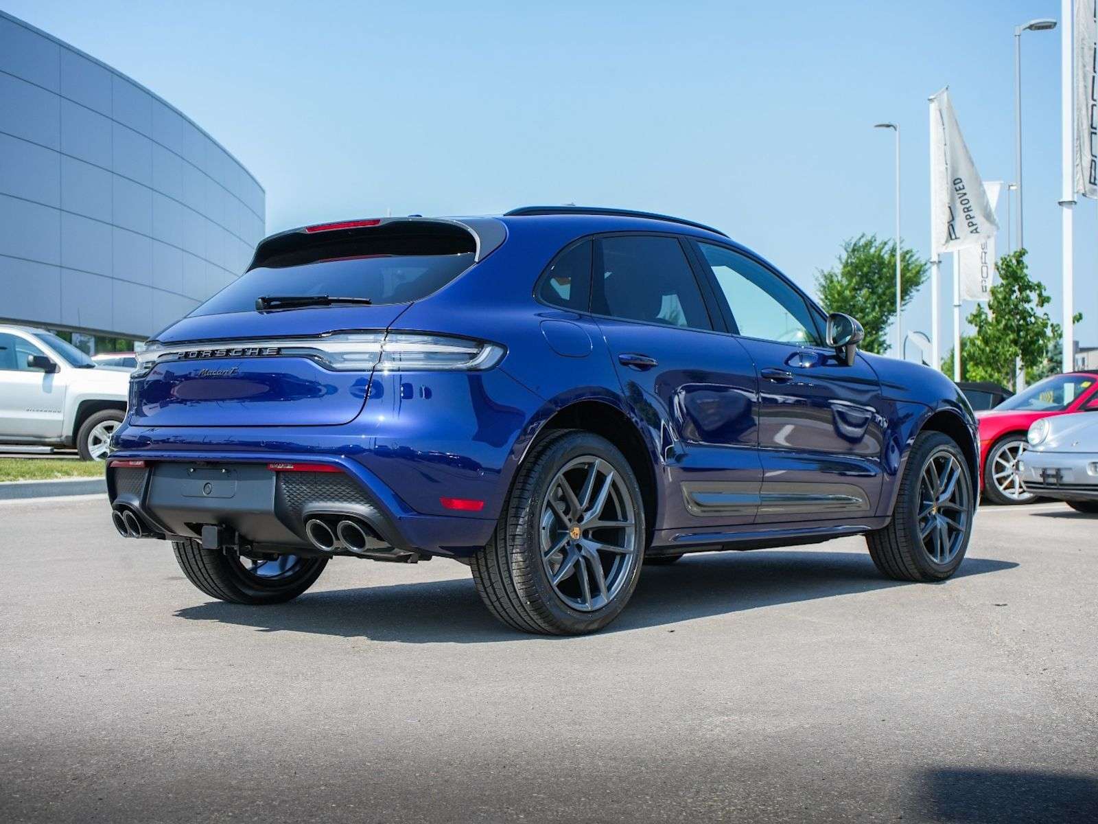 2025 Porsche Macan thumb 7